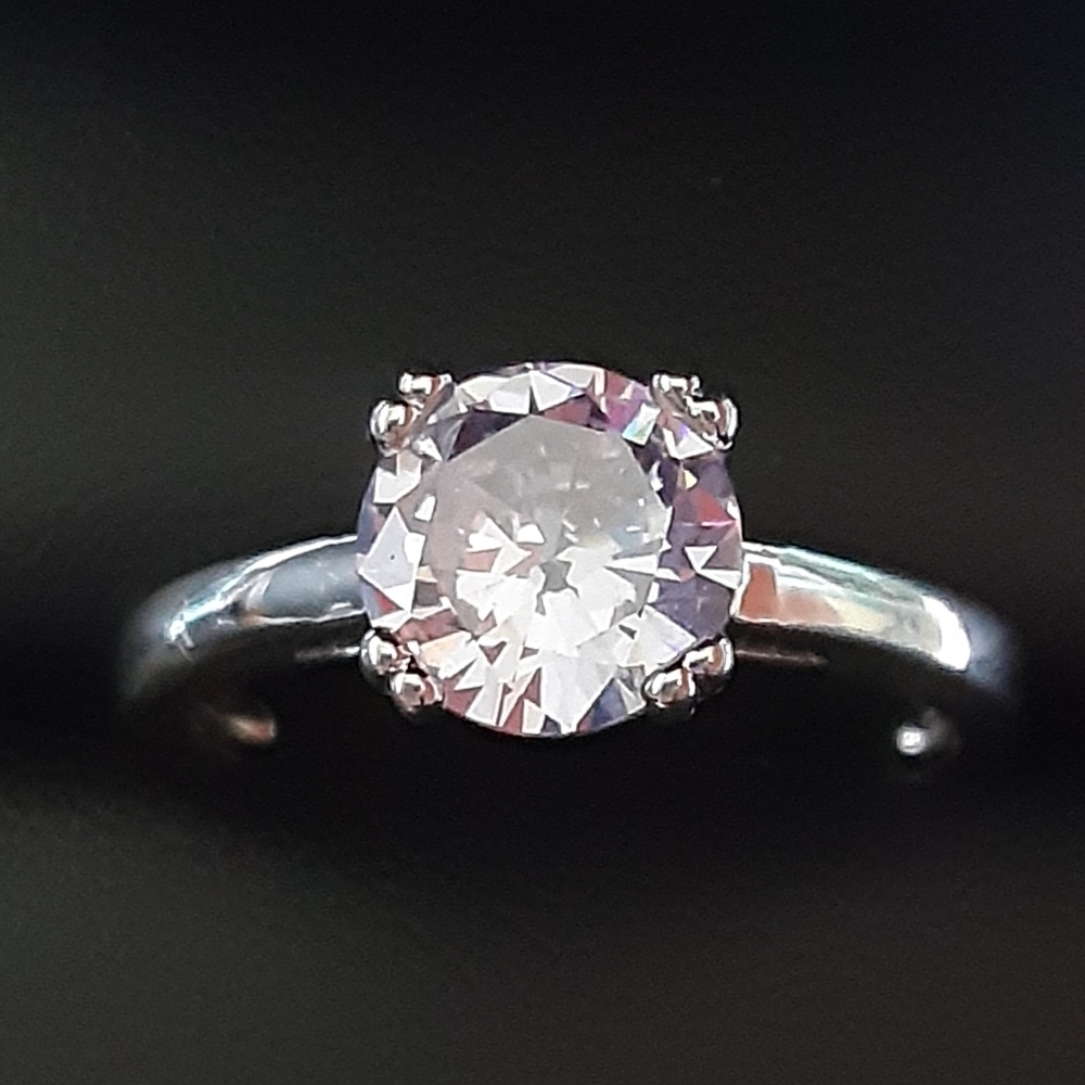 Single Hint of Purple Dimond Women's Ring Size: 6
